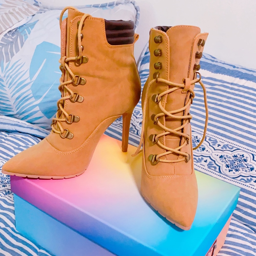 Shoes (boots)